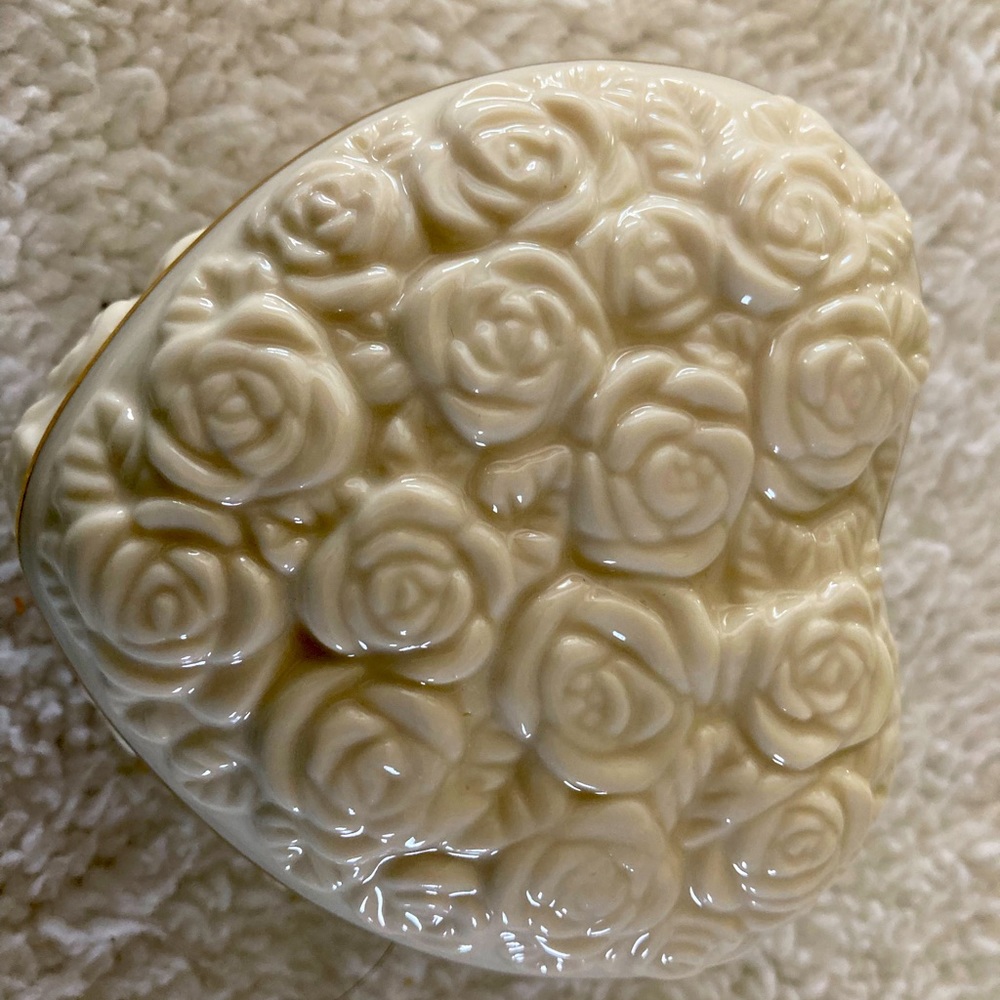 Lenox Heart Shaped Porcelain Trinket Box. Ivory Roses. Gold Rim on Lid